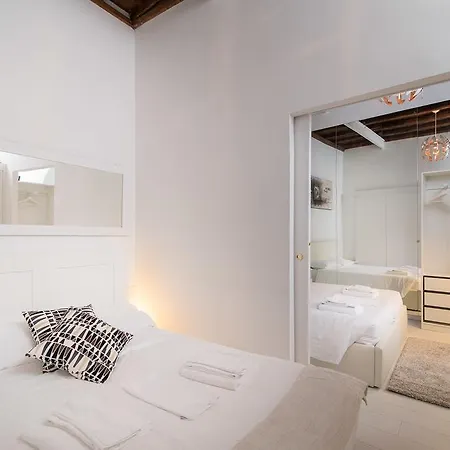 White Ostilia Apartments Rome Room photo